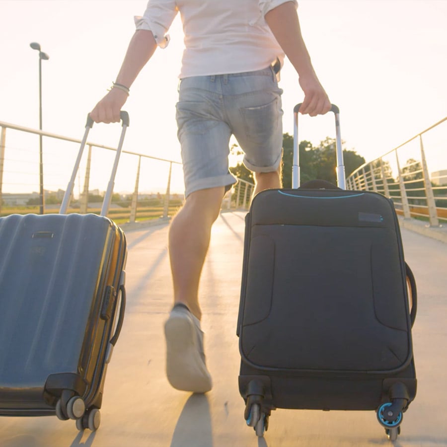 Captura de video en donde un hombre está llevando dos valijas
