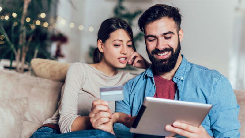 pareja mirando una tablet