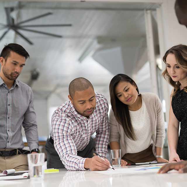 reunion de trabajo marcando en plano