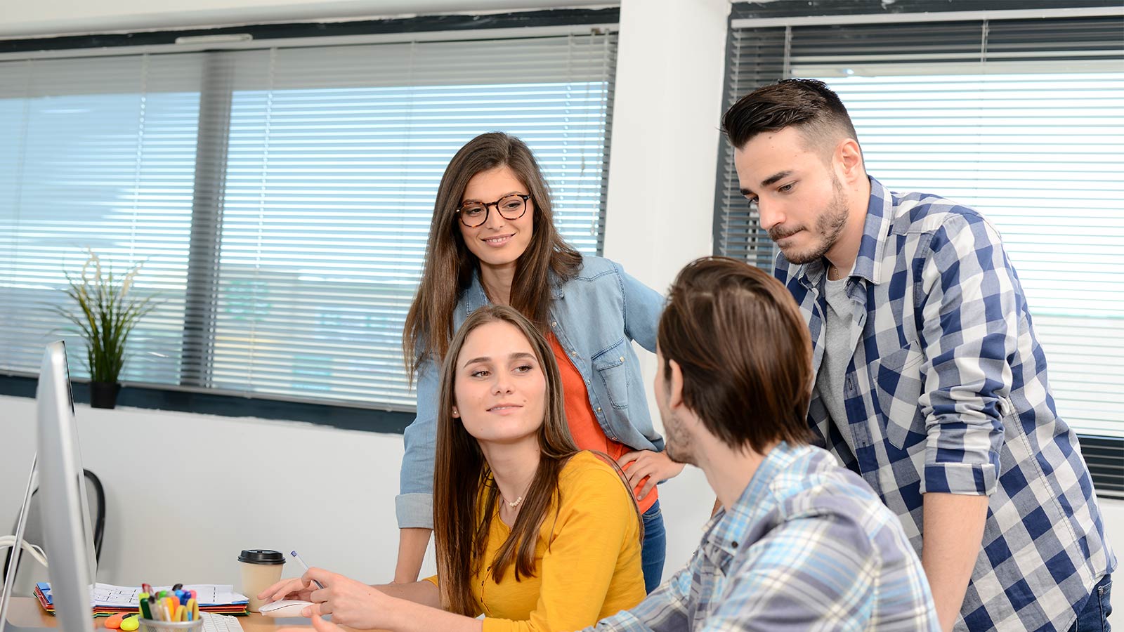 equipo de trabajo reunido en escritorio