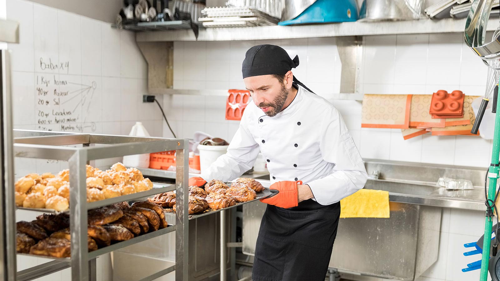 Hombre acomodando bandeja con comida