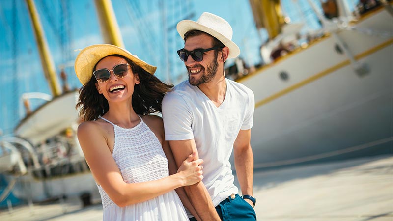 Pareja sonriente disfrutando de un día soleado