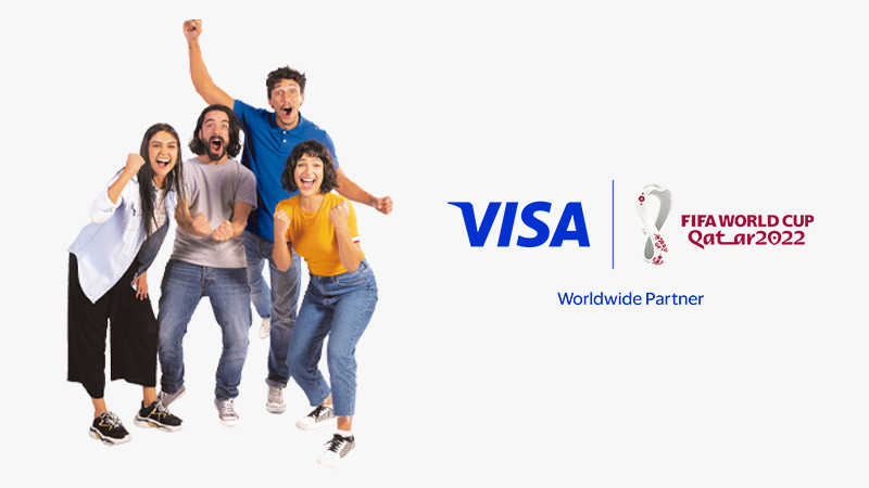 Grupo de amigos festejando + logo de Visa y Copa Mundial de la FIFA 2022™