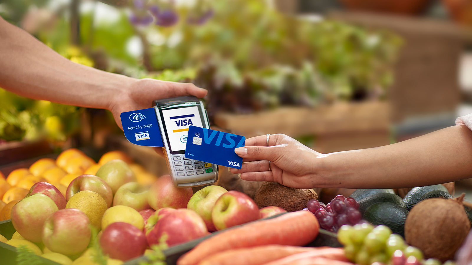 Persona haciendo una compra con Visa Contactless