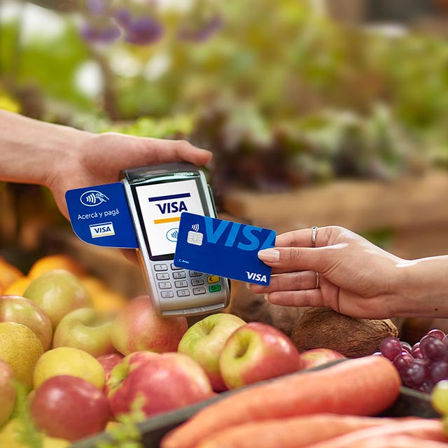 Persona haciendo una compra con Visa Contactless