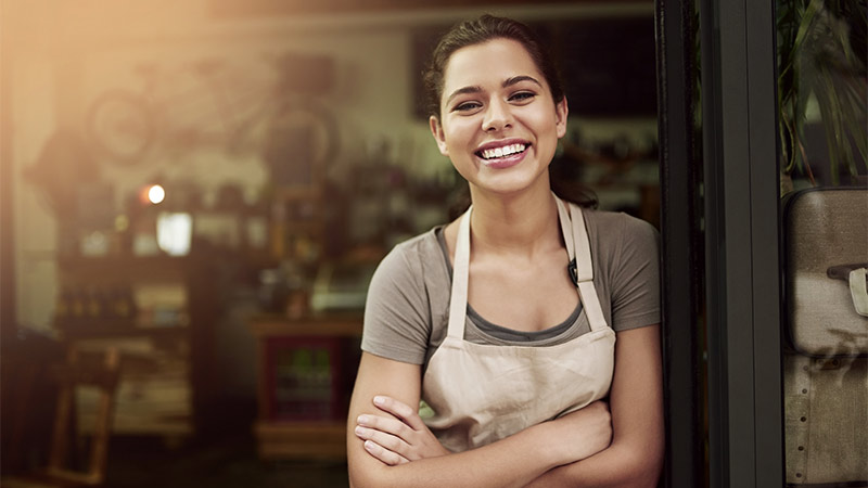 soluciones-negocio-800x450 Mujer sonriente en la entrada de su comercio